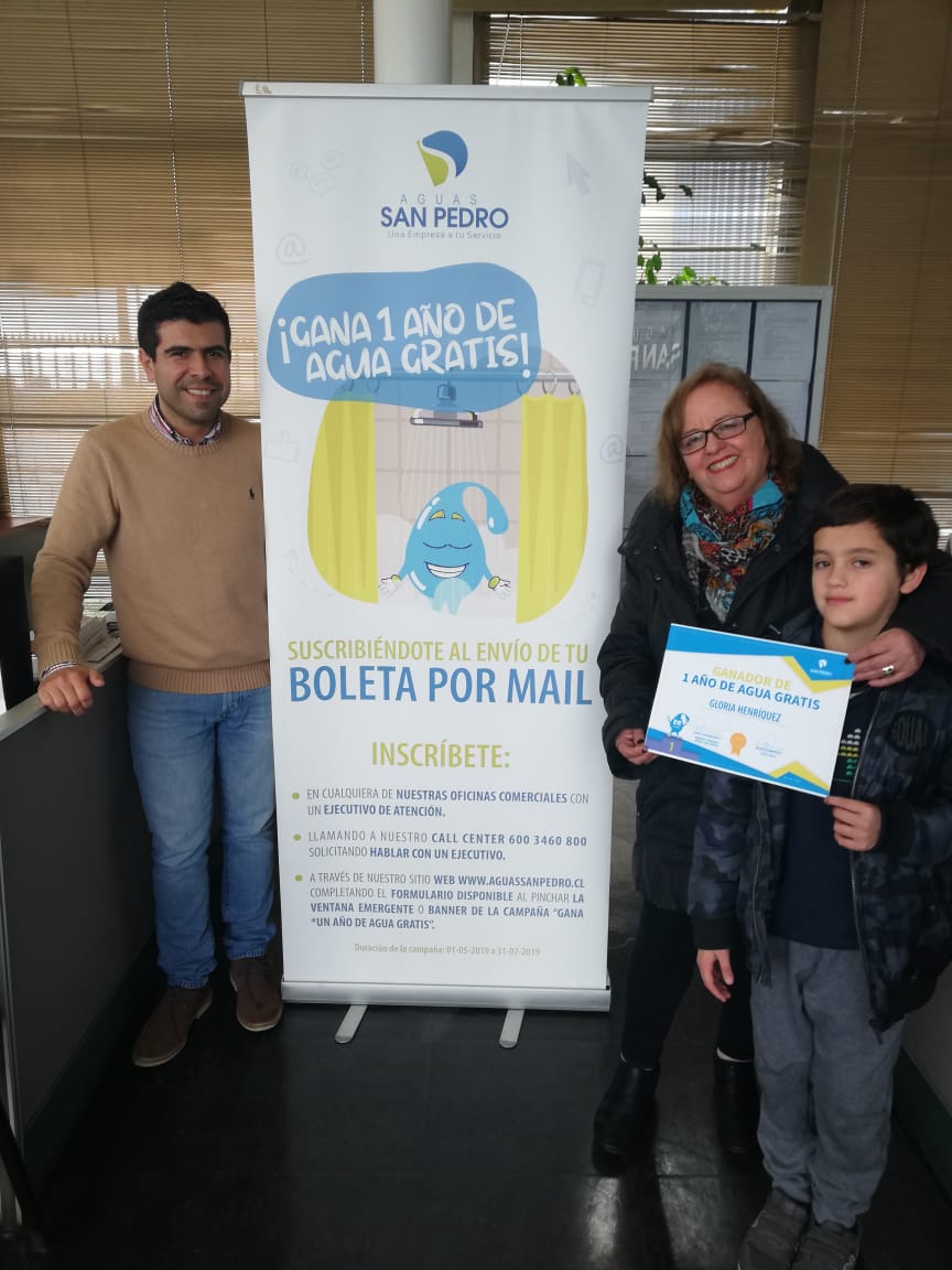 Gloria Henriquez es el primer ganador de la campaña «Gana un año de agua gratis» de Aguas San Pedro