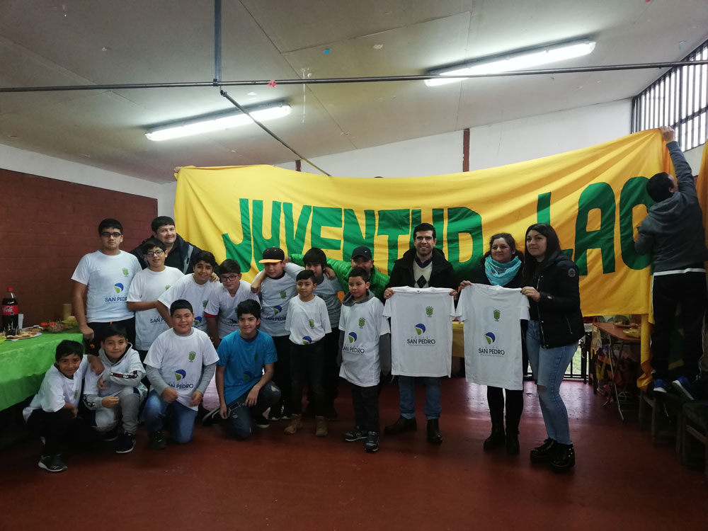 Aguas San Pedro entrega camisetas para Junta de Vecinos Fernando Santivan Villa Bicentaenario II