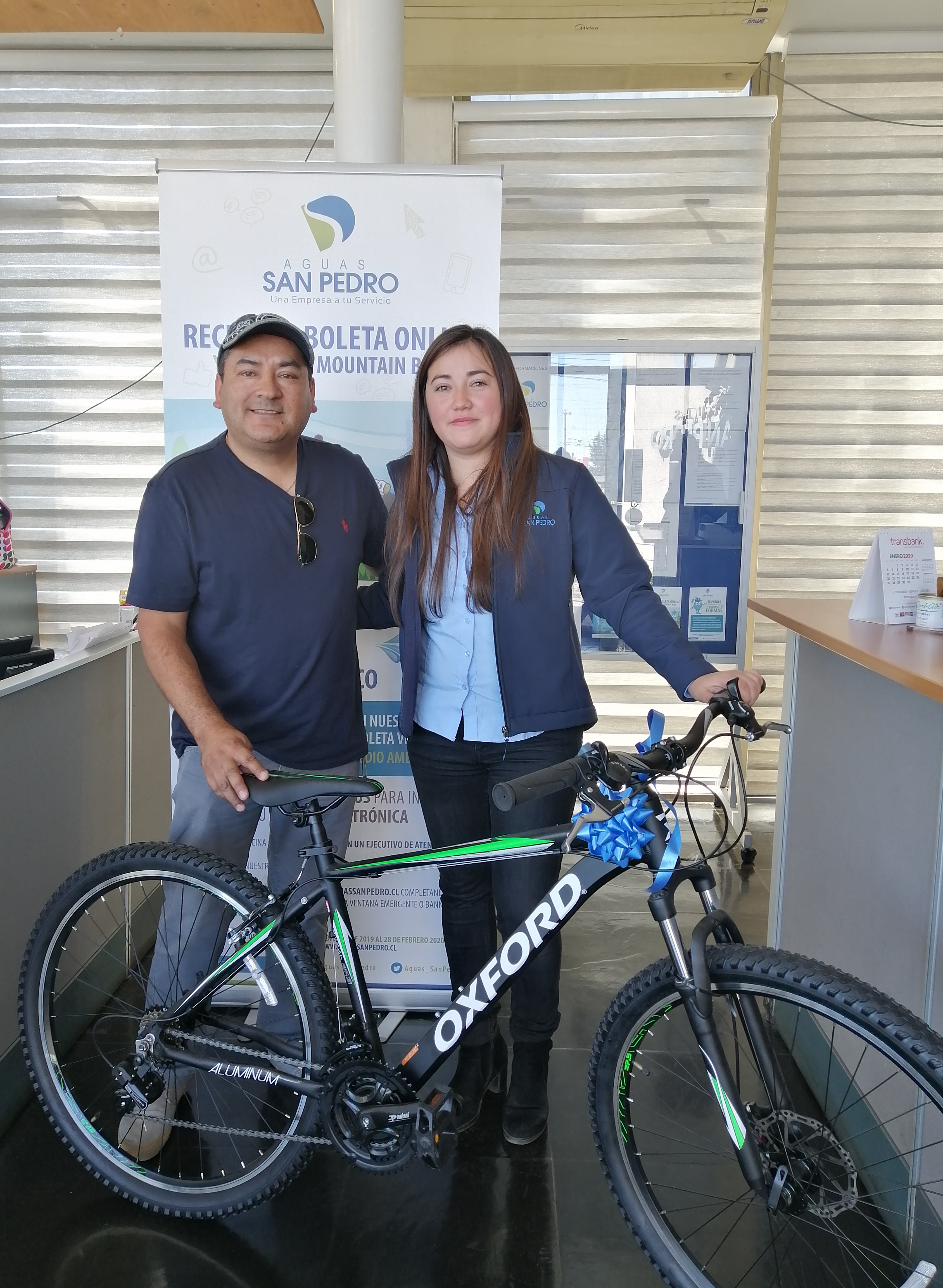 Don José Rodríguez en representación de la Primera Ganadora Sra Johanna Silva Concha hace retiro de la primera Bicicleta Mountain Bike tras suscribir su boleta a envío electrónico durante Enero de 2020.