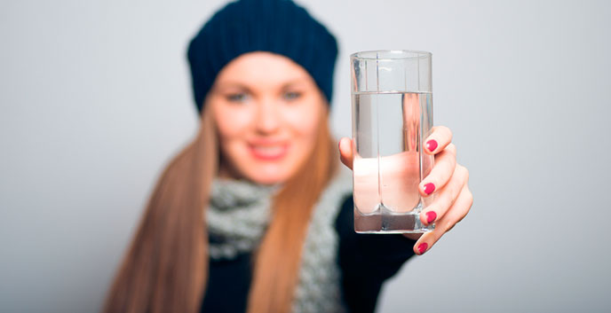 ¿Sabías que tomar agua es igual de importante en verano como en invierno?