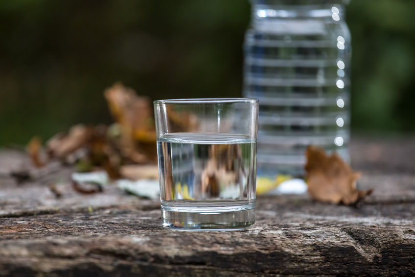 La importancia de beber abundante agua en otoño